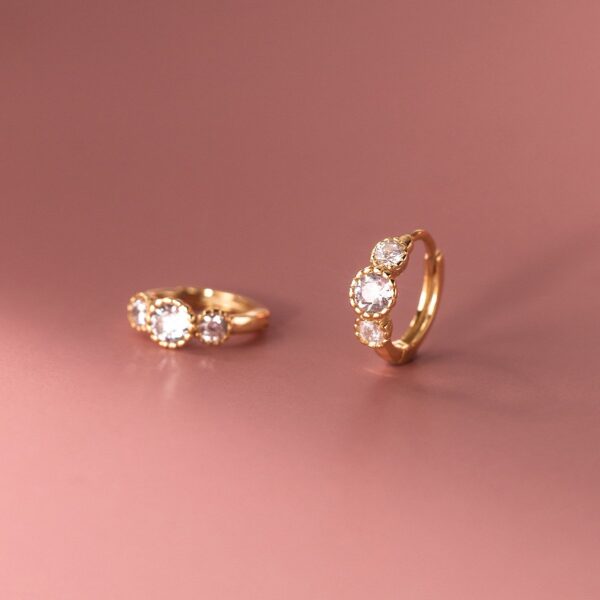 s925纯银蛋糕边三钻耳圈简约小巧可爱迷你锆石耳扣