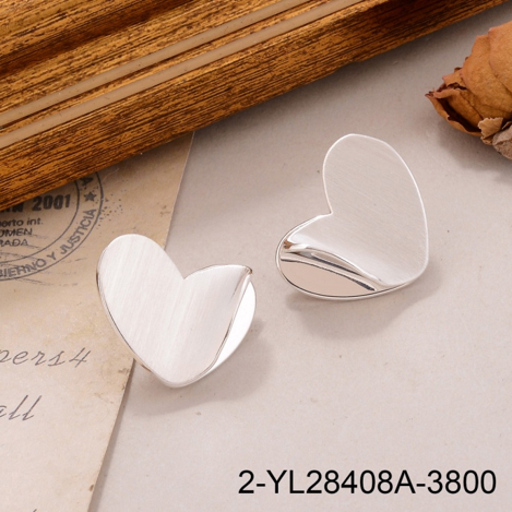 铜镀拉丝银立体爱心