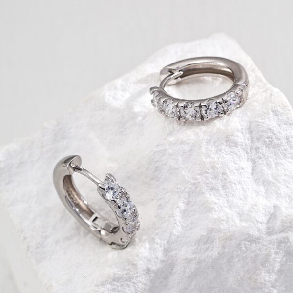 白金色白锆石耳环本夕